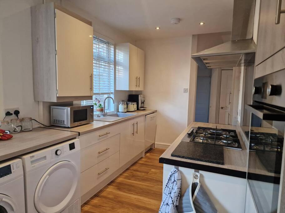 맨체스터 Gorgeous Edwardian Terrace In Old Trafford 빌라 외부 사진
