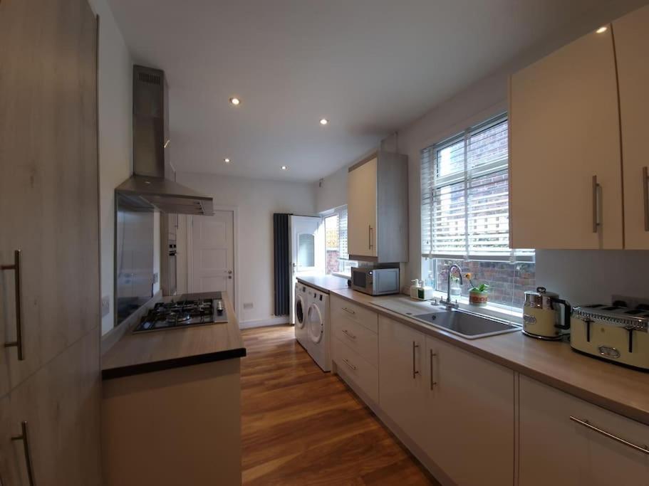 맨체스터 Gorgeous Edwardian Terrace In Old Trafford 빌라 외부 사진